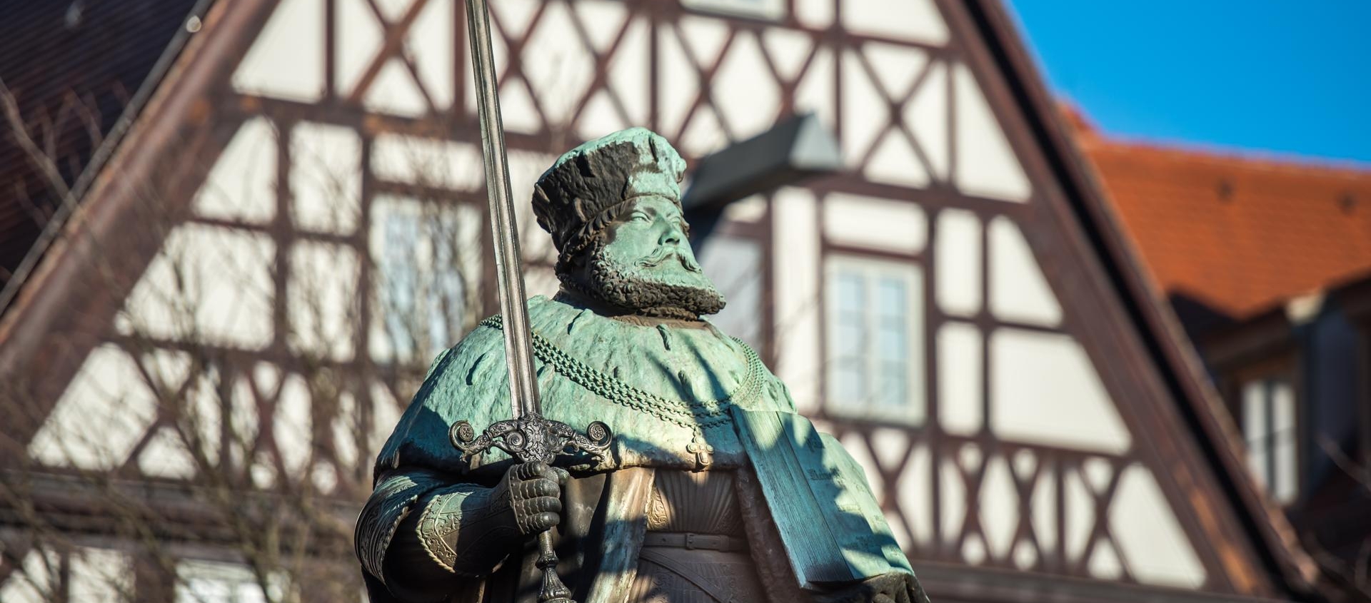 Statue von Hanfried in Jena mit Schwert und Buch vor dem Stadtmuseum