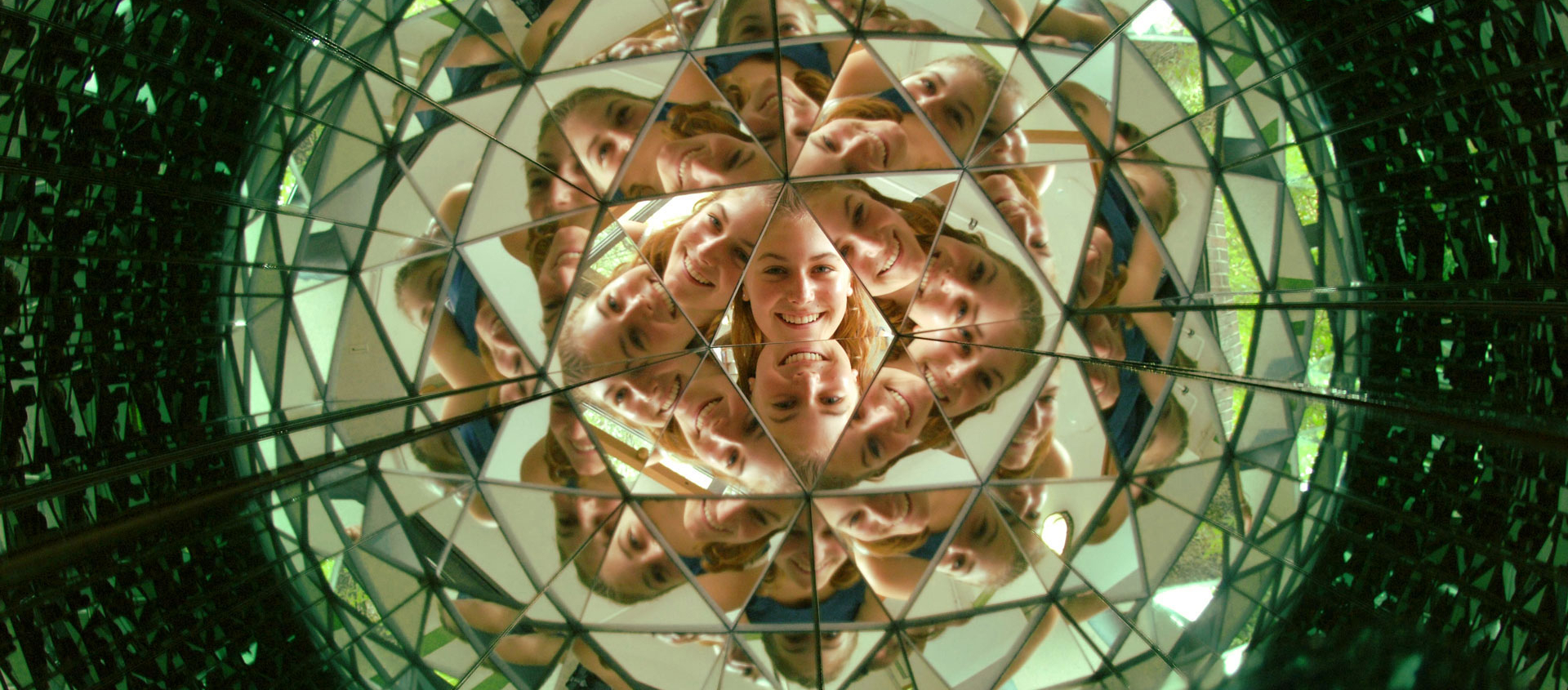 Gesicht in einem kaleidoskopartigen Spiegelmosaik mit mehrfachen Reflexionen in der imaginata
