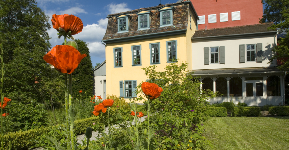 Jena_Schillers Gartenhaus_JenaKultur_T. Babovic Schillers Gartenhaus mit Mohnblumen