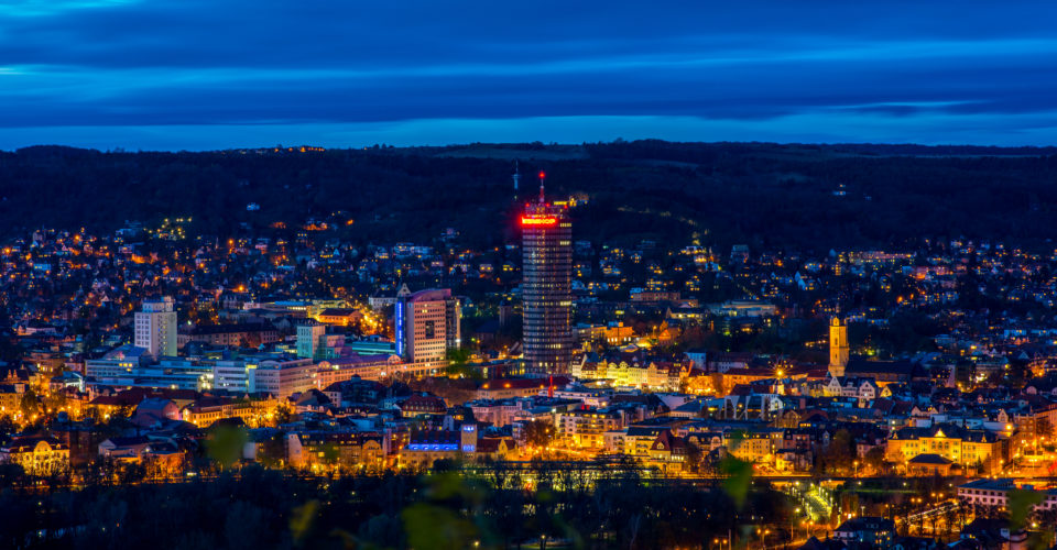 ©JenaKultur Foto: C. Haecker Stadtansicht Jena, Nachtaufnahme, Lichtstadt, Jentower