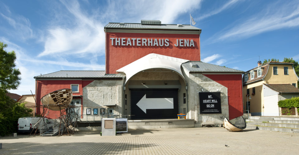 ©JenaKultur Foto: A. Hub Theaterhaus Jena, Theater, Theatervorplatz