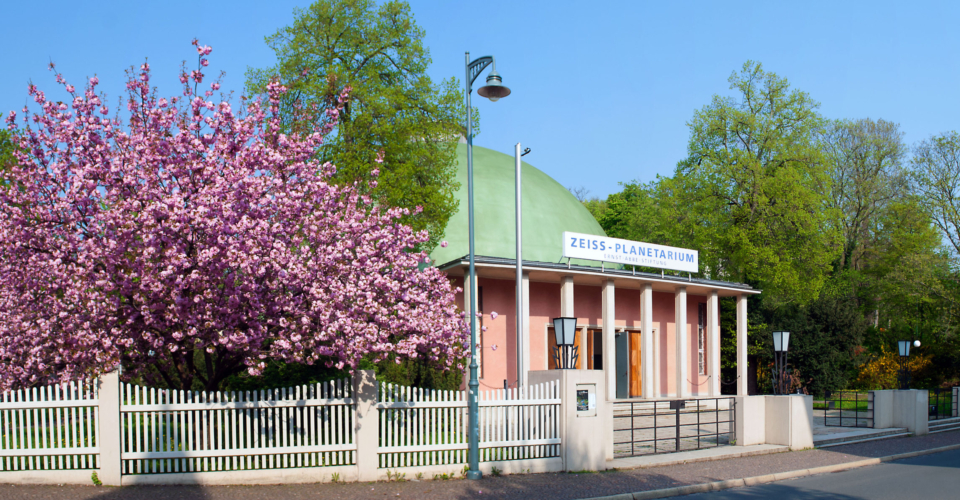 Planetarium-Jena-Aussen-Fruehling_W_Don_Eck