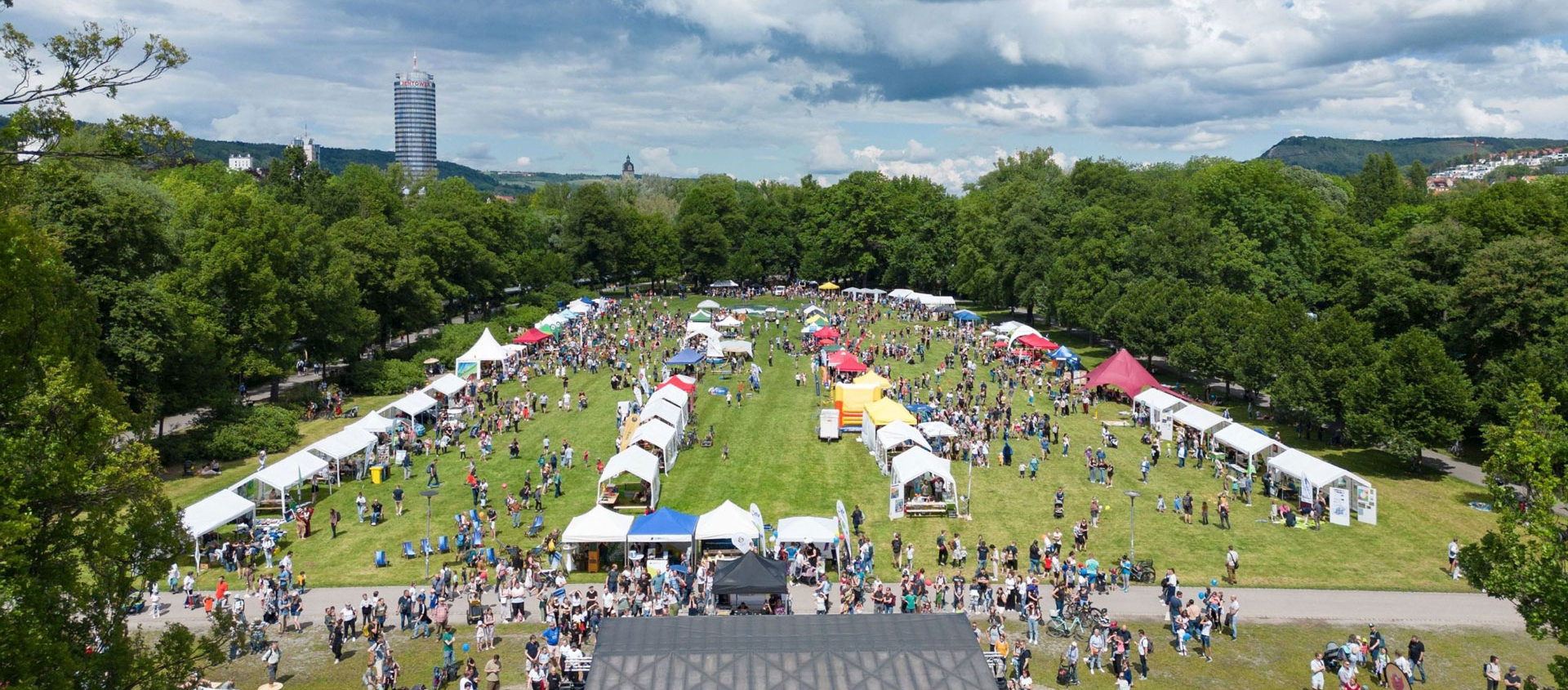 große Festwiese mit vielem Menschen und Pagodenzelten