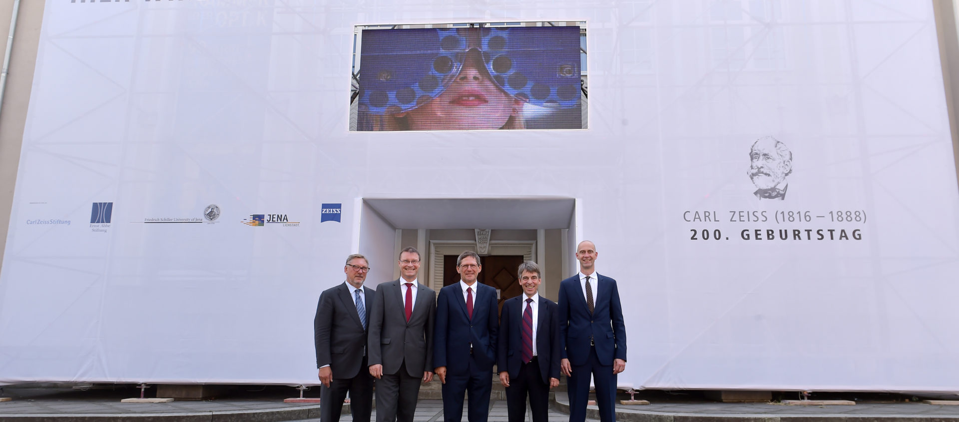 Gruppe vor dem zukünftigen Deutsch Optischen Museum