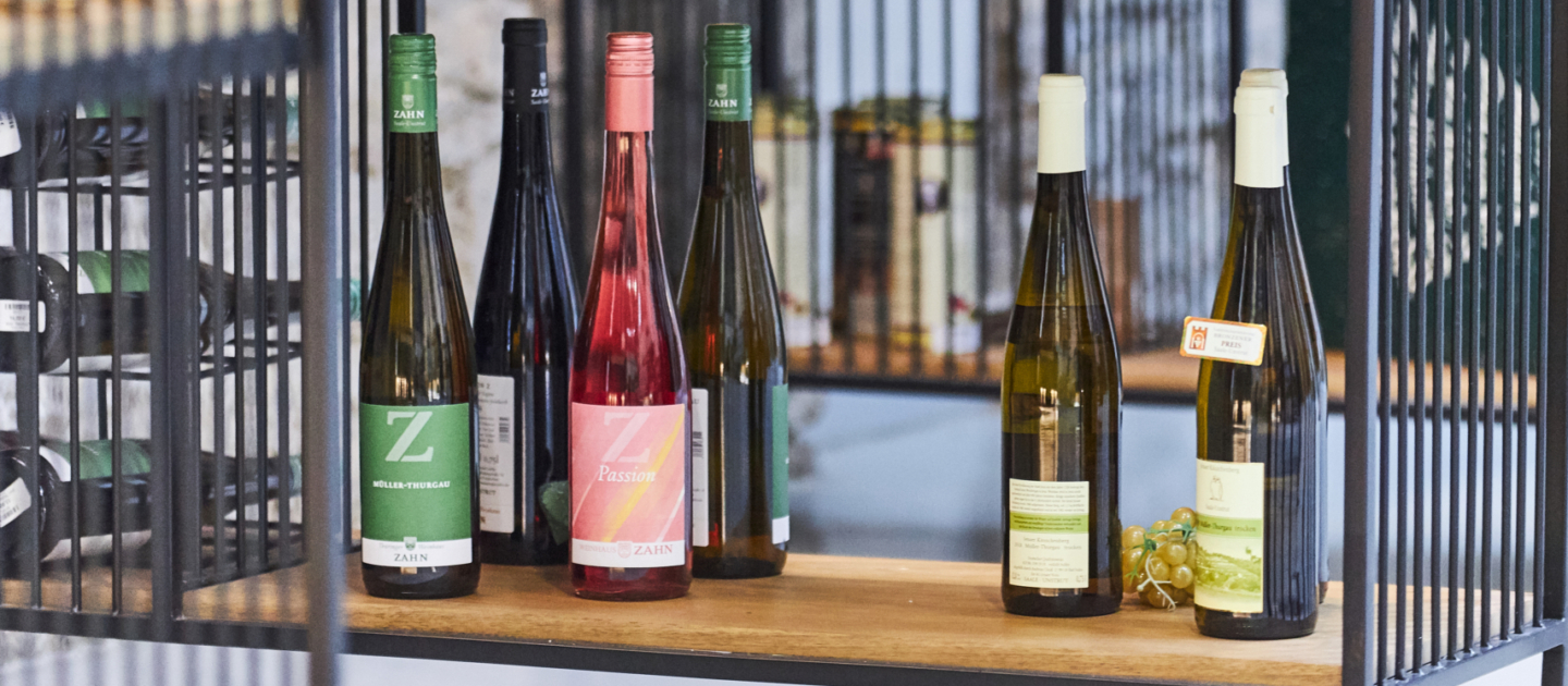 Regal mit verschiedenen Weinflaschen und Geschenksets in der Jena Tourist Information