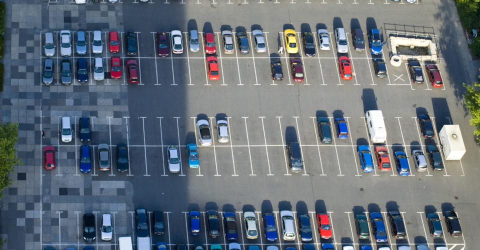 ©JenaKultur Foto: T.Babovic Deutschland Thueringen Jena Blick vom Jen Tower auf Parkplatz parkende Autos