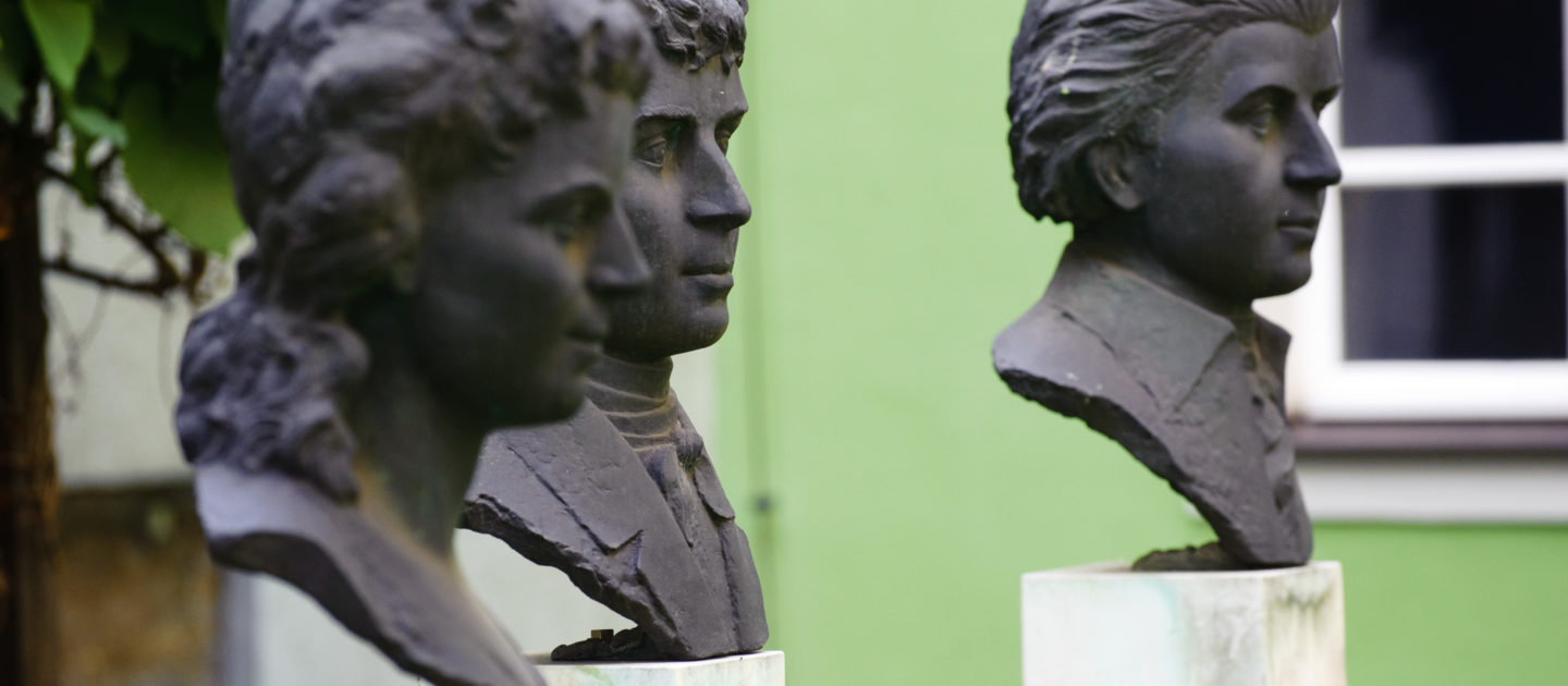 drei Büsten im Garten des Romantikerhauses in Jena