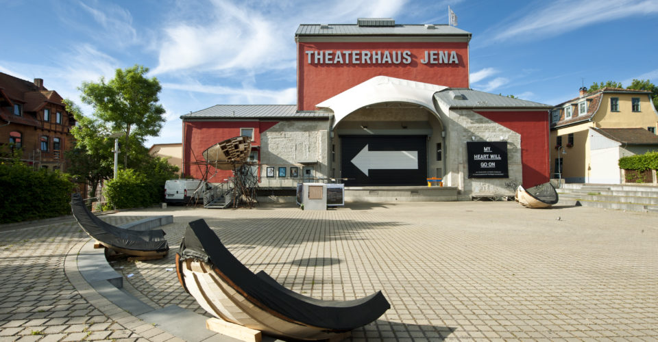Theaterhaus Jena, Theatervorplatz, Außenansicht