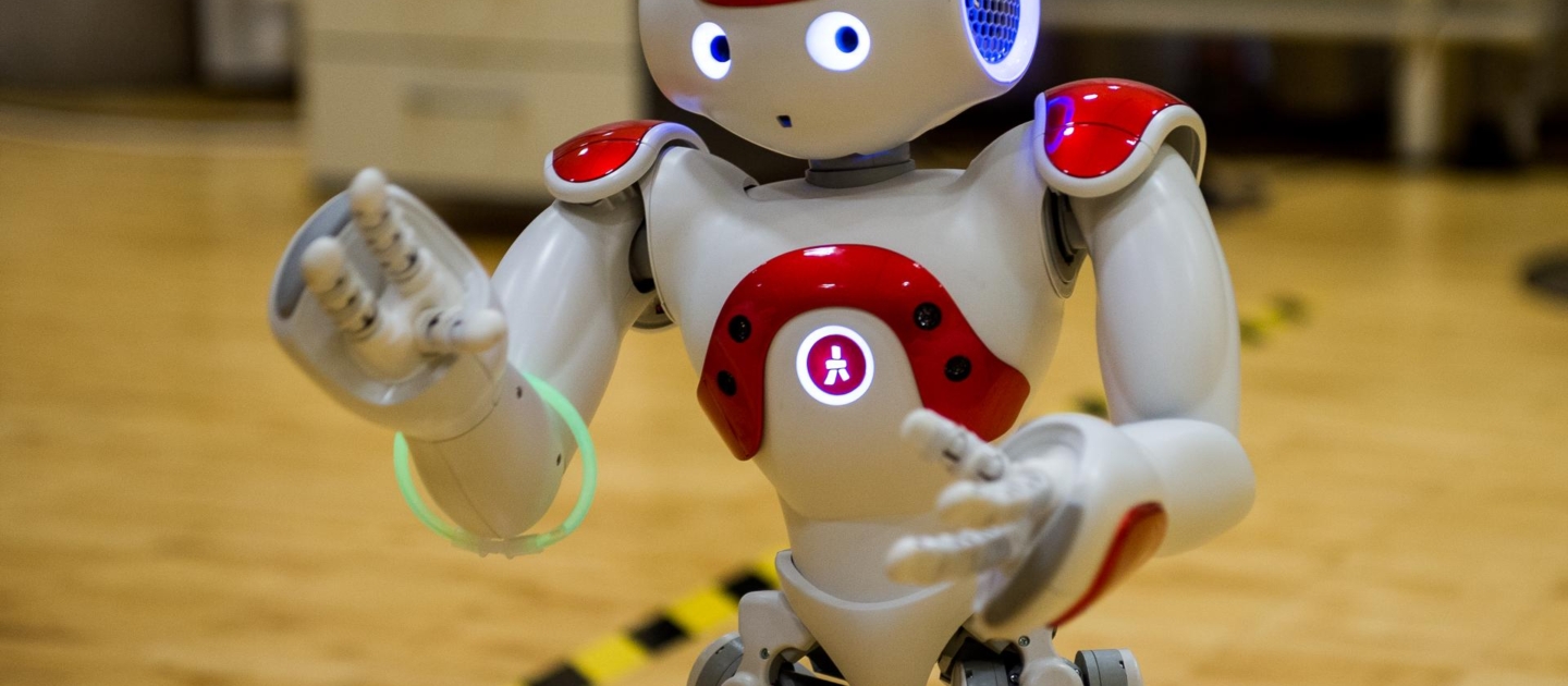 Roboter mit weiß-rotem Gehäuse und leuchtenden Augen bei der Langen Nacht der Wissenschaften in Jena