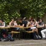 Jena, Studenten vor Universitätshauptgebäude