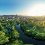 Jena Stadtansicht mit dem Fluss Saale im Vordergrund