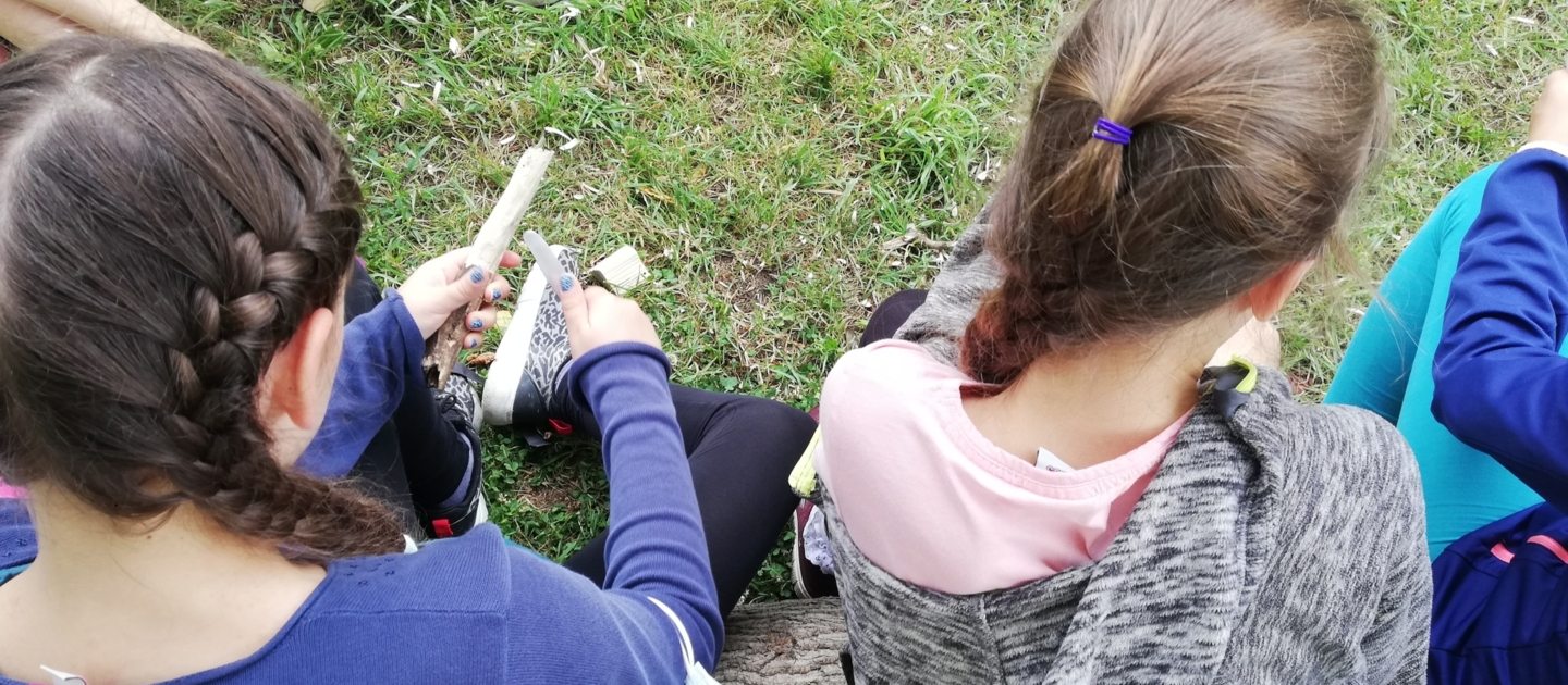 Kinderakademie_Kinder schnitzen