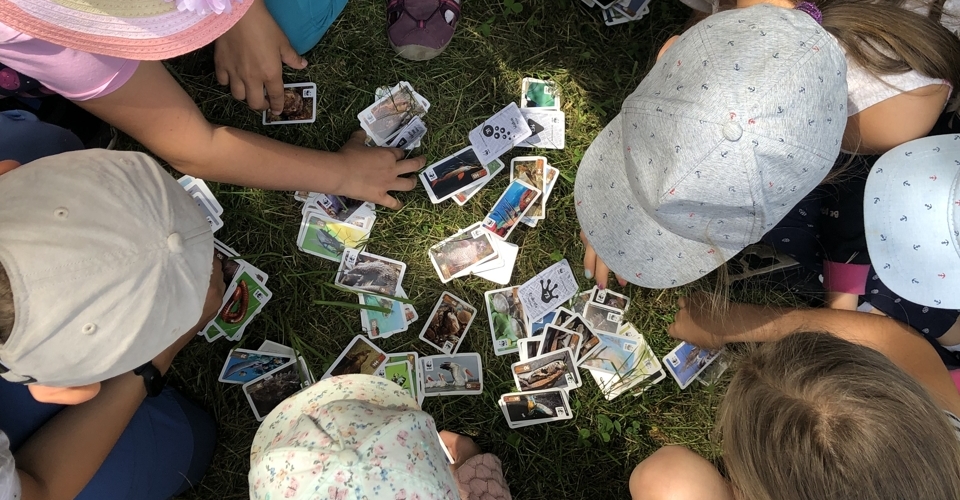 Kinderakademie_Kinder sitzen im Kreis