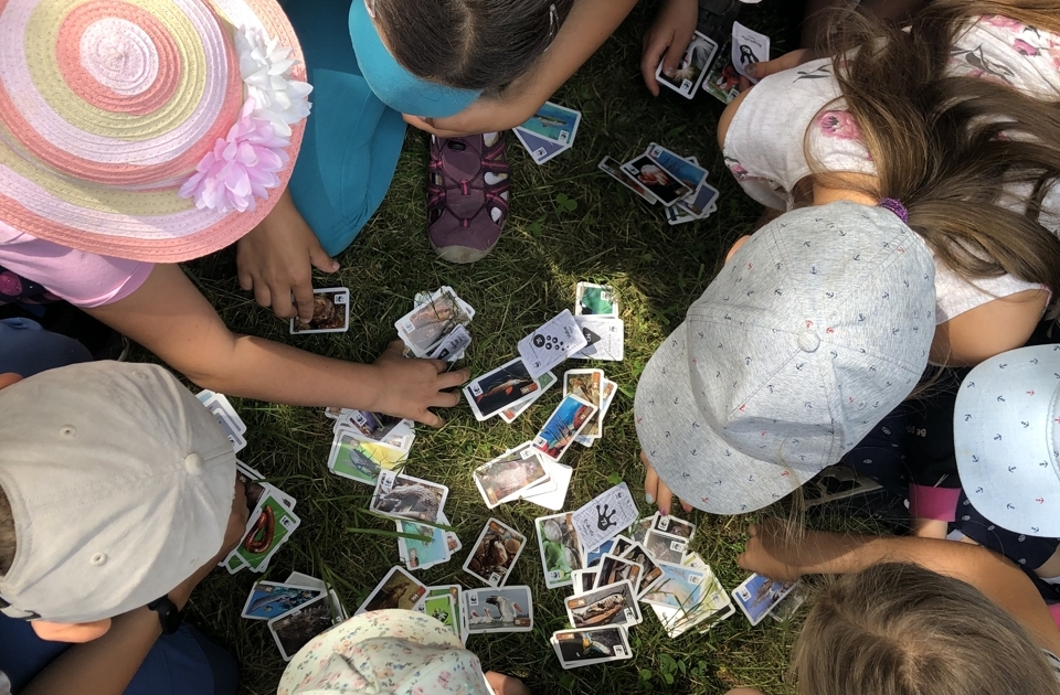 Kinderakademie_Kinder sitzen im Kreis