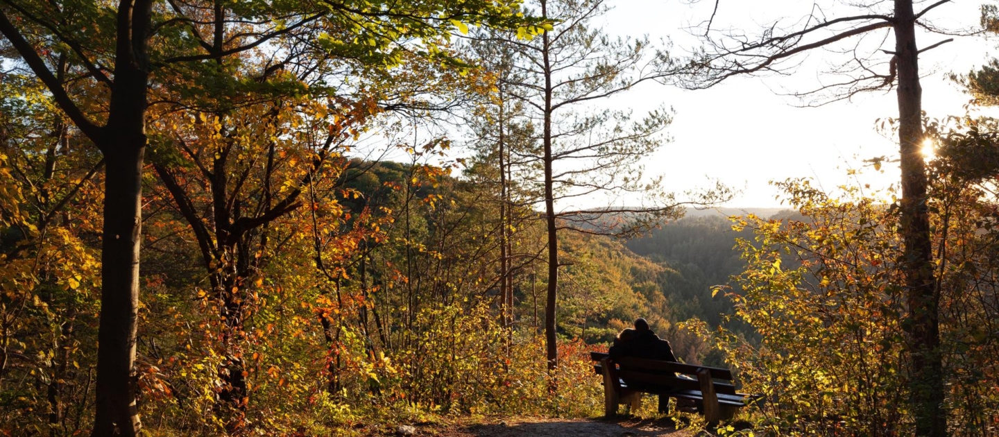 Jena_SaaleHorizontale_8.Etappe_Wanderer auf Bank_JenaKultur_Roman Moebius