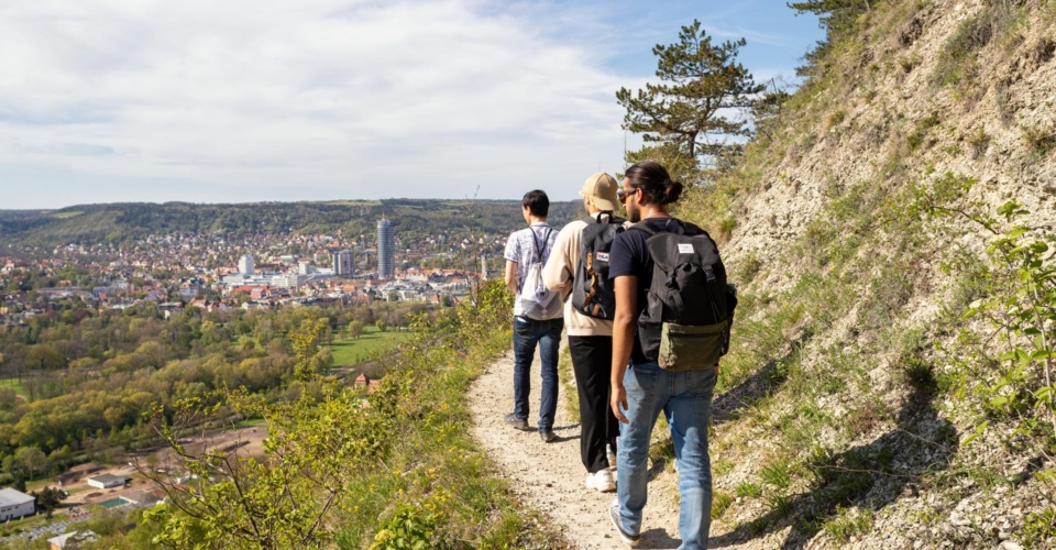 Jena_SaaleHorizontale_Kernberge mit Wandergruppe_JenaKultur_RomanMoebius