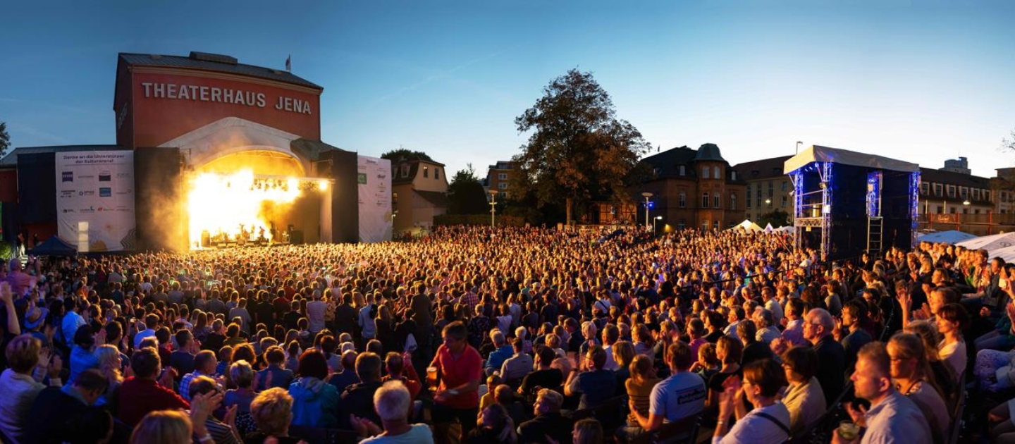 Große Menschenmenge bei Kulturarena Open-Air-Veranstaltung vor Theaterhaus Jena am Abend