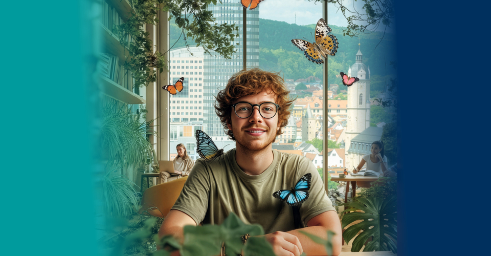 Junger Mann mit lockigem Haar sitzt an einem Tisch vor großen Fenstern, umgeben von mehreren bunten Schmetterlingen und Pflanzen