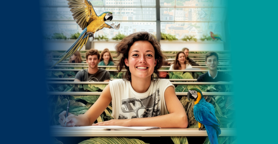 Junge Person sitzt in einem Hörsaal an einem Tisch und schreibt, umgeben von mehreren weiteren Personen und zwei bunten Papageien, einer fliegend, einer sitzend