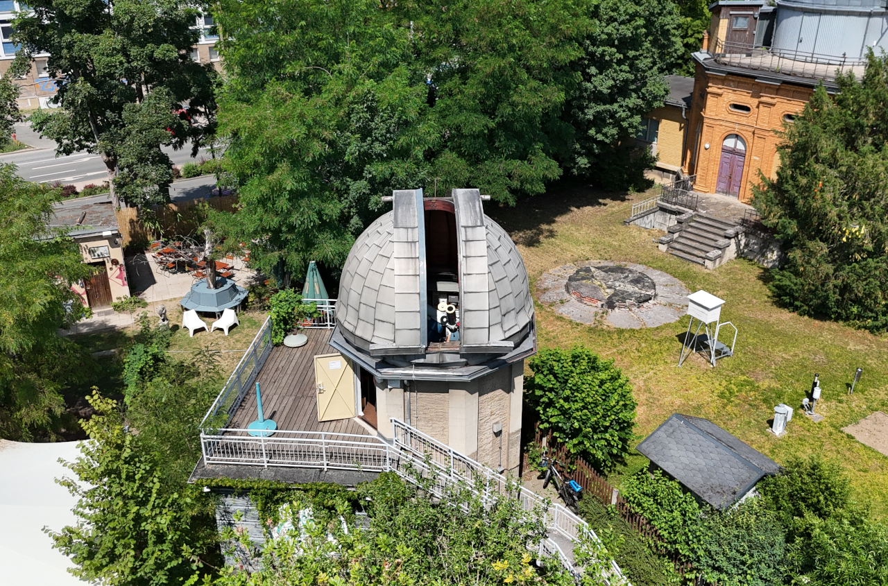 Blick mit Drohne auf die Urania-Sternwarte in Jena. Das Dach ist geöffnet